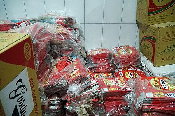 'Mục kích' cơ sở sản xuất bánh kẹo bẩn ở Hà Nội ngày cận Tết - ảnh 6