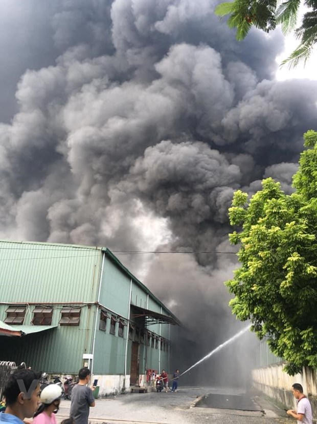 Ha Noi: Dang chay lon tai KCN Sai Dong gan Aeon Mall Long Bien hinh anh 3