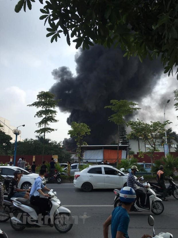 Ha Noi: Dang chay lon tai KCN Sai Dong gan Aeon Mall Long Bien hinh anh 2