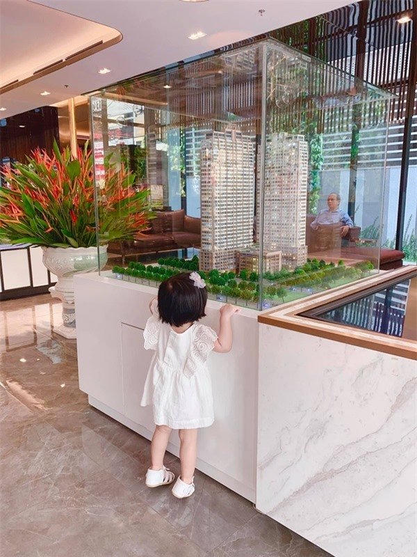 Con gái Hoa hậu Thu Thảo 'ngọt ngào' như viên kẹo xinh