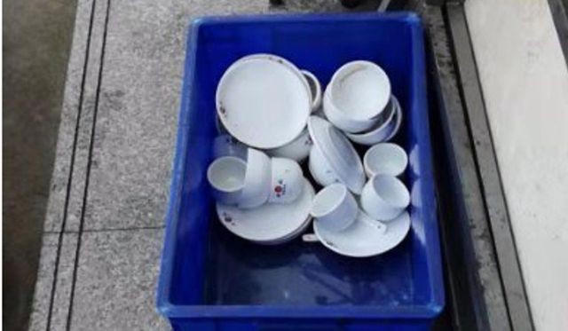 Nhà hàng phải đóng cửa vì bị phát hiện rửa bát trong vũng nước bẩn - Ảnh 2.