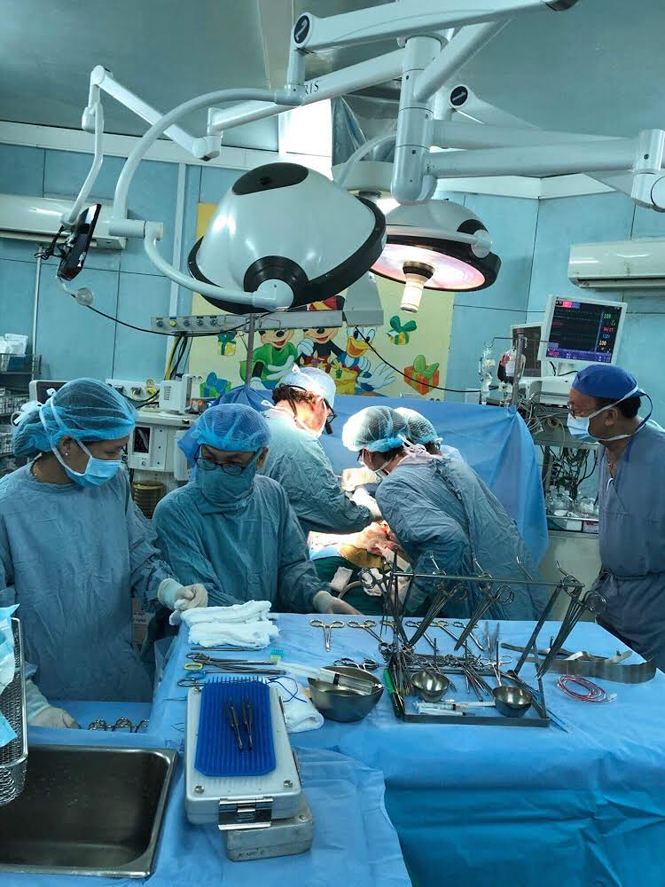 Ca ghép gan 15 tiếng cứu sống bé sơ sinh bị suy gan ngay từ mới lọt lòng - ảnh 1