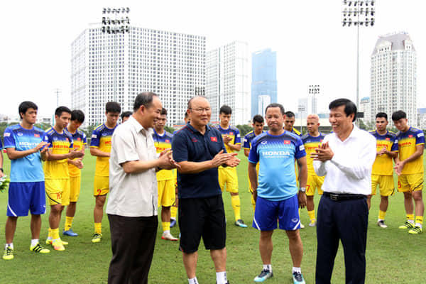 Bộ trưởng Nguyễn Ngọc Thiện thăm đội tuyển bóng đá nam quốc gia trước trận đấu gặp Thái Lan 