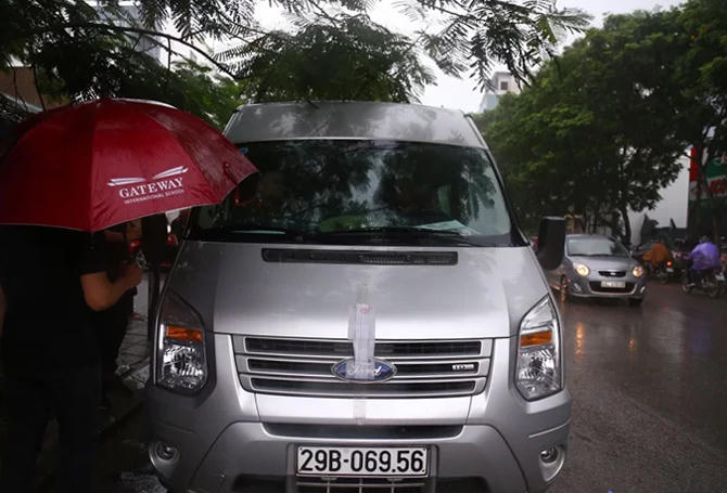 Chiếc xe thực nghiệm tại cổng trường. Ảnh: Phạm Dự.