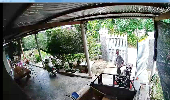 Chém hàng xóm ngay trước camera gia đình
