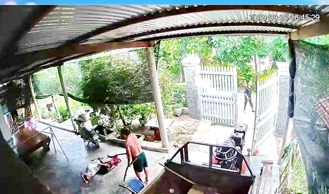 Chém hàng xóm ngay trước camera gia đình