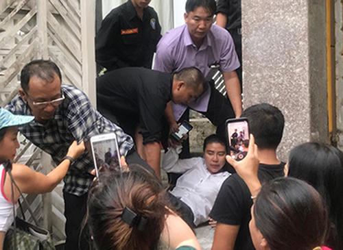 Bà Thảo tranh chấp giữ nhà. Ảnh cắt từ clip.