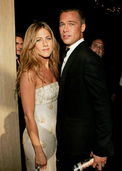 Brad Pitt hẹn hò Jennifer Aniston từ năm 1998, khi cả hai đang trên đỉnh cao sự nghiệp tại Hollywood. Tài tử mới nhận giải Quả cầu vàng đầu tiên với vai phụ trong phim Twelve Monkeys. Jennifer đang là cái tên được săn đón sau thành công của series F.R.I.E.N.D.S. Hai người kết hôn năm 2000 và ly dị năm 2005, sau khi Brad phải lòng Angelina Jolie.
