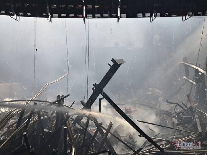 Cháy hội trường Cung văn hóa hữu nghị Việt Xô, sập mái vòm sân khấu chính