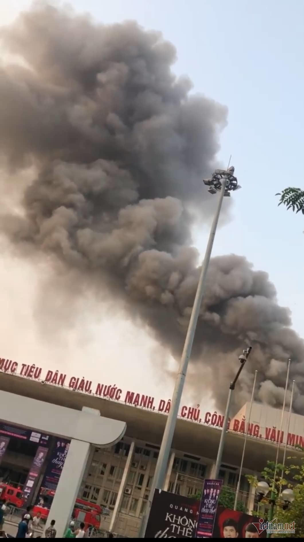 Cháy hội trường Cung văn hóa hữu nghị Việt Xô, sập mái vòm sân khấu chính