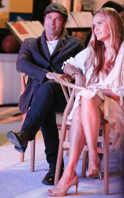 Tối 25/9, tạp chí US Weekly đưa tin Brad Pitt có bạn gái mới - nhà thiết kế trang sức Sat Hari Khalsa - 50 tuổi. Cô ấy có tâm hồn đẹp. Đó là điều hấp dẫn anh ấy, nguồn tin của US Weekly nói thêm. Sat Hari Khalsa là người giúp Brad Pitt chữa lành vết thương quá khứ.