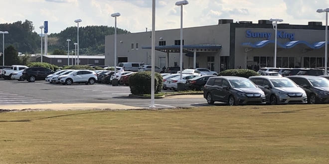 Cặp song sinh 11 tháng tuổi bị bỏ quên trong ô tô, một bé tử vong