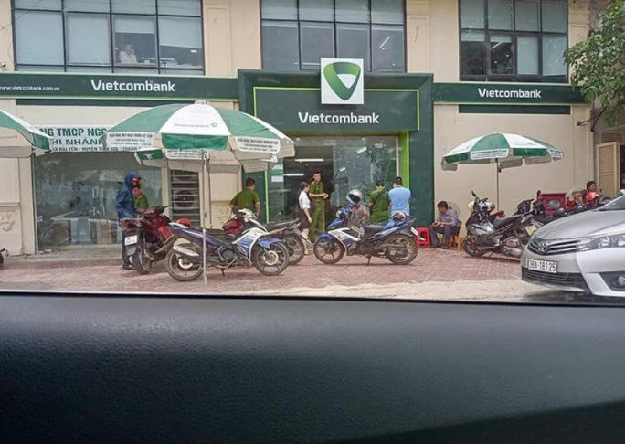 Tước quân tịch một thượng úy công an huyện tới ngân hàng gây rối - Ảnh 1.