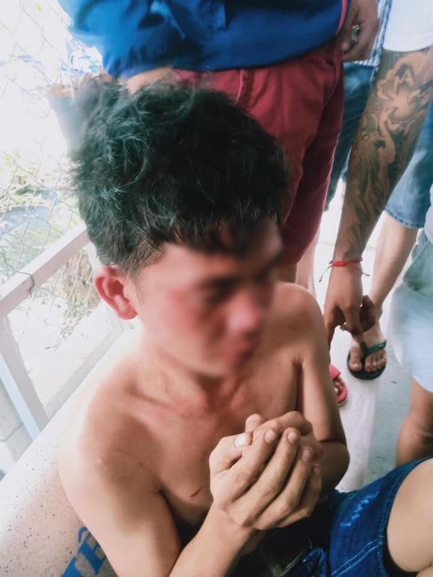 Thấy sự việc ồn ào ngay giữa đường gây cản trở giao thông, một số người đề nghị đưa người đàn ông này vào ghế ngồi để nói chuyện. (Nguồn: Facebook).