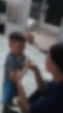 Ông bố trẻ bạo hành con nhỏ khiến nhiều người phẫn nộ.