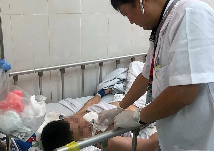 Điều dưỡng đang mang thai bị bệnh nhân giật tóc, lên gối hành hung