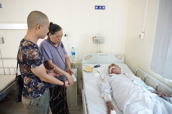 Bà Thơm vô cùng cảm kích trước tấm lòng hảo tâm của nhiều người giúp đỡ gia đình mình.