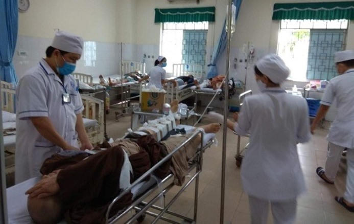 Xe khách bị tông biến dạng ở Quảng Ngãi: Tài xế và 2 nhà sư tử vong