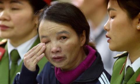 Mẹ nữ sinh giao gà xin ân huệ trong ngày xét xử Me nu sinh giao ga xin an hue trong ngay xet xu