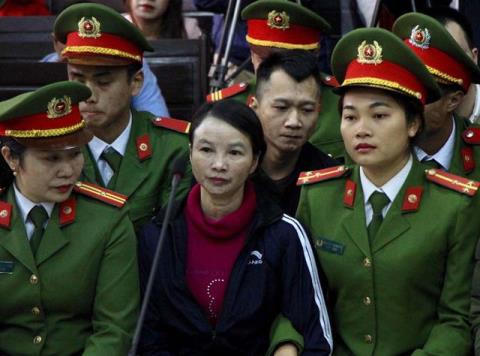 Mẹ nữ sinh giao gà xin ân huệ trong ngày xét xử Me nu sinh giao ga xin an hue trong ngay xet xu