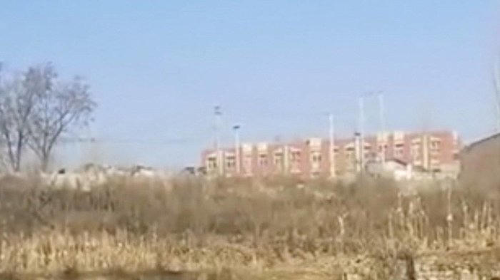 Vụ việc xảy ra ở nông thôn của tỉnh Hà Bắc (Trung Quốc), khi một bé gái 9 tuổi đang trên đường đến trường.