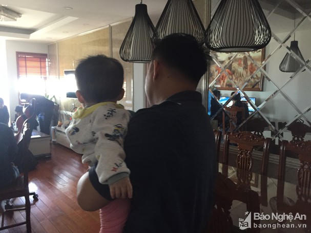 Bé gái 1 tuổi bị người giúp việc cầm chân dốc ngược như đồ vật