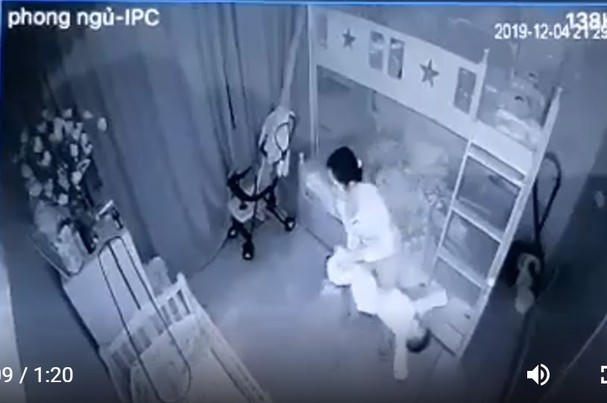 Bé gái 1 tuổi bị người giúp việc cầm chân dốc ngược như đồ vật