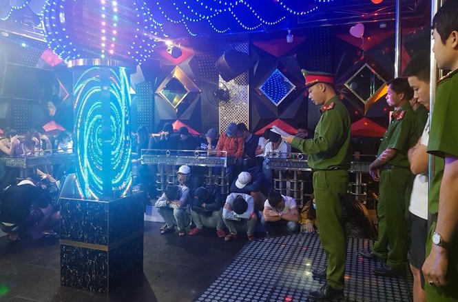 phát hiện nhiều đối tượng phê ma túy trong quán Karaoke - ảnh 1