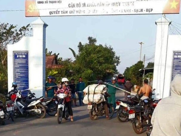 Người đàn ông chết kẹt trong xe khi xế hộp bay từ phà xuống sông