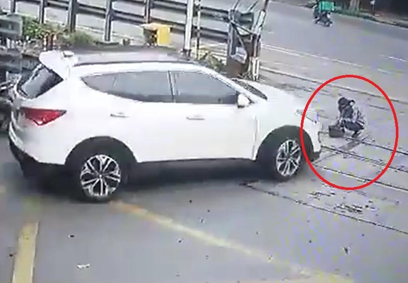 Nữ nhân viên gác chắn bị ô tô tông gãy chân khi đang làm việc