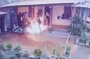 Niu keo vo bat thanh, con re dot nha bo vo hinh anh 1 ezgif.com_video_to_gif.gif