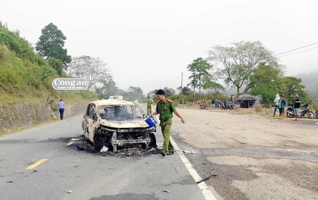 Ô-tô phát nổ khiến 2 vợ chồng tử vong