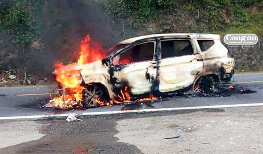 Ô-tô phát nổ khiến 2 vợ chồng tử vong