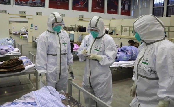 500 y bac sy nhiem covid-19, vu han keu goi tang cuong thiet bi bao ho hinh 1
