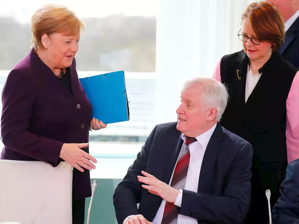 Khong hon, khong bat tay - Covid-19 buoc ca the gioi doi cach chao hoi hinh anh 2 q51.jpg