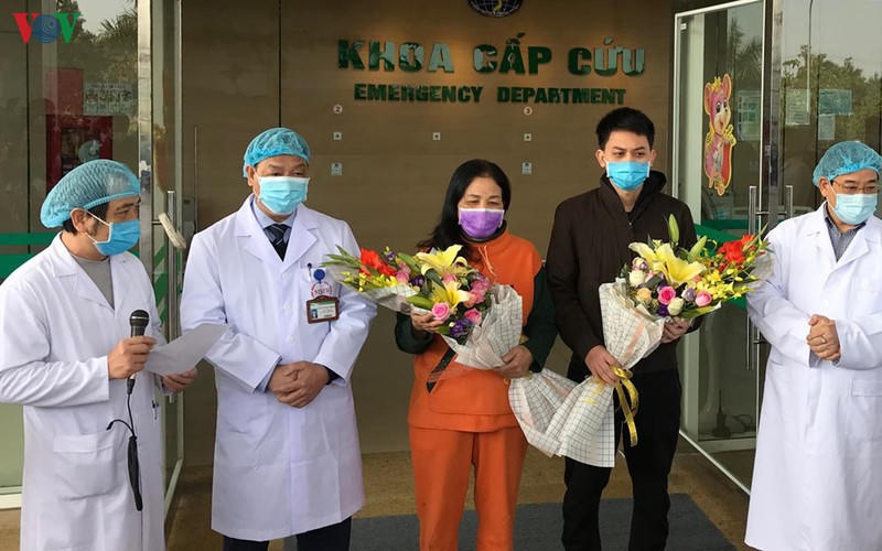 tai sao tang hoa benh nhan mac covid-19 ra vien ma bo quen bac sy? hinh 1