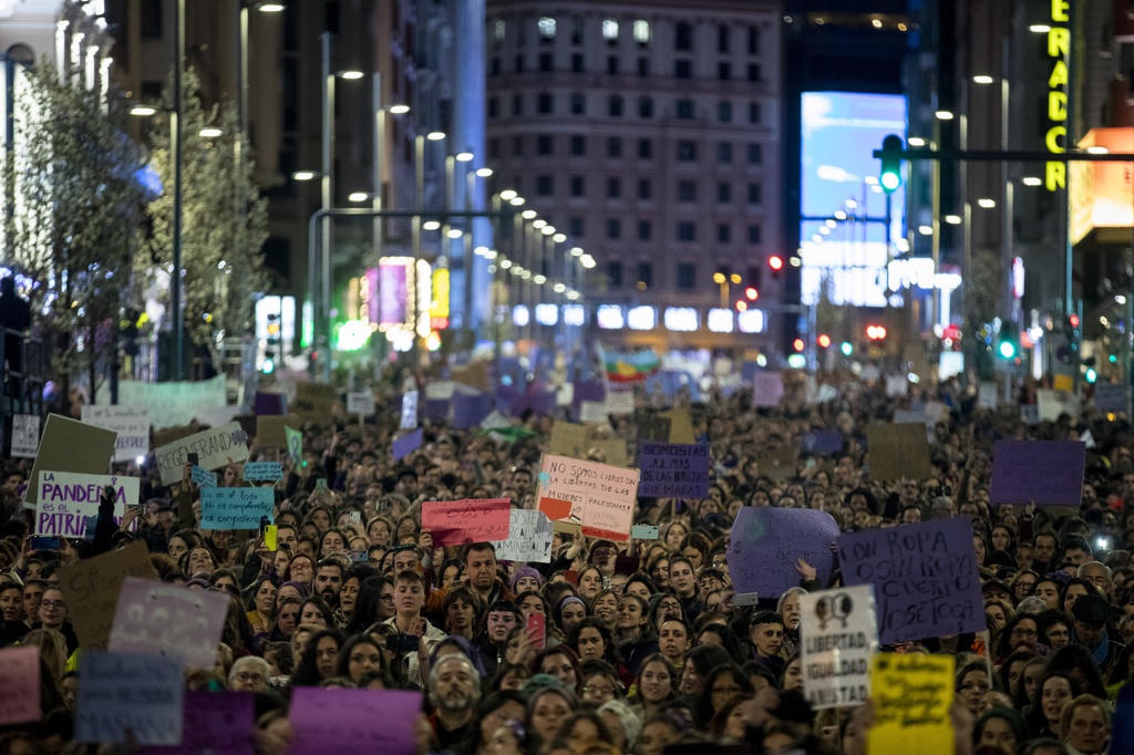 Trong phong cap cuu o Tay Ban Nha, bac si phai chon ra nguoi duoc song hinh anh 3 1x_1_1_.jpg