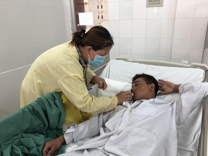 Ăn nhầm cua độc, nam thanh niên phải chuyển viện gấp bằng máy bay - ảnh 2