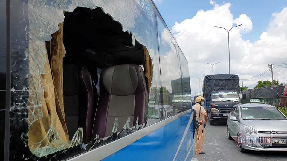 Xe khách vỡ toác sau cú tông loạt xe tải, khách la hét hoảng loạn