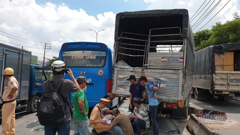Xe khách vỡ toác sau cú tông loạt xe tải, khách la hét hoảng loạn