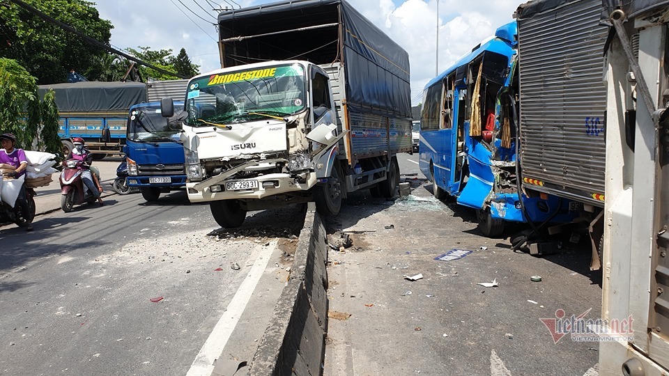 Xe khách vỡ toác sau cú tông loạt xe tải, khách la hét hoảng loạn