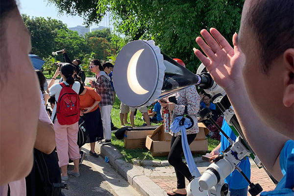 Nhật thực diễn ra trên khắp Việt Nam, 11 năm mới có 1 lần