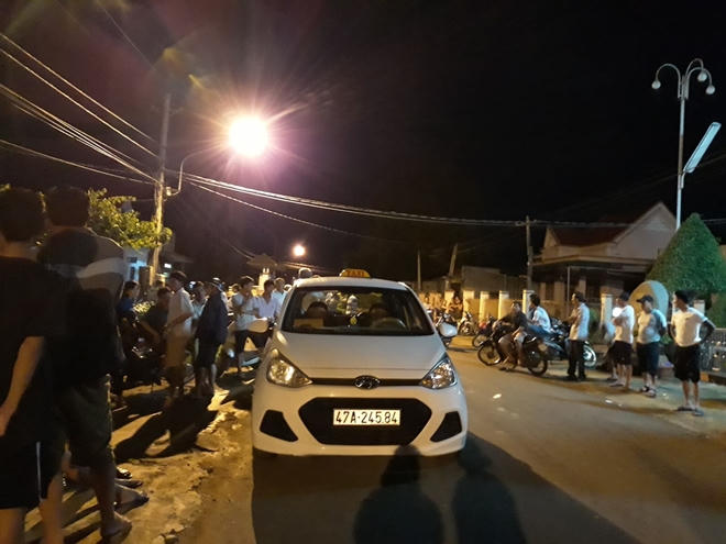 Mang lồng chim đi taxi, khách bị tài xế rút dao đâm nhập viện