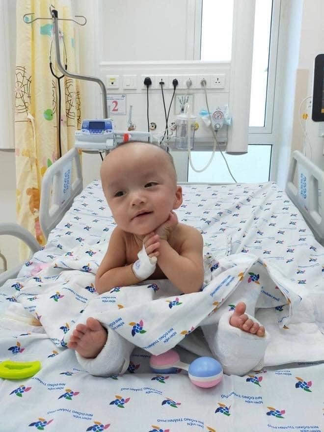 Siêu đáng yêu với hình ảnh hai bé Trúc Nhi và Diệu Nhi chống cằm cười tít mắt