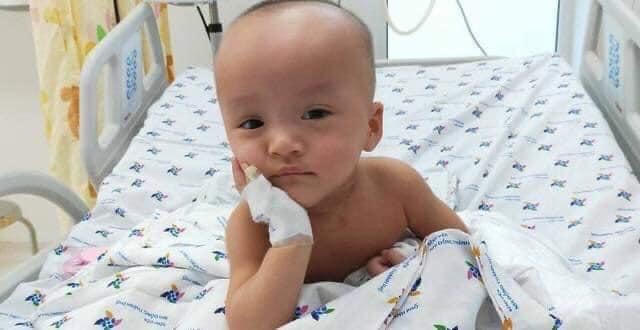 Siêu đáng yêu với hình ảnh hai bé Trúc Nhi và Diệu Nhi chống cằm cười tít mắt