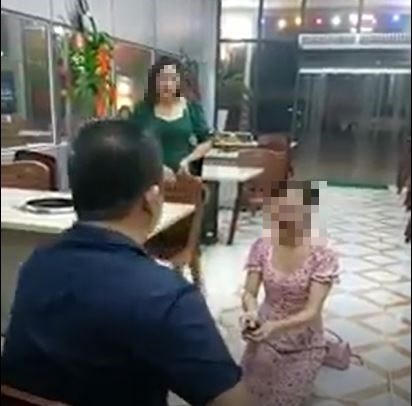 Tạm giữ chủ quán tại Bắc Ninh bắt khách quỳ gối, chửi bới kiểu giang hồ - ảnh 1