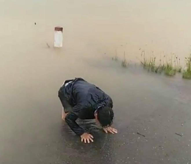 Đến trưa nay, vẫn chưa tìm thấy sản phụ bị lũ cuốn trôi trên đường đi sinh con