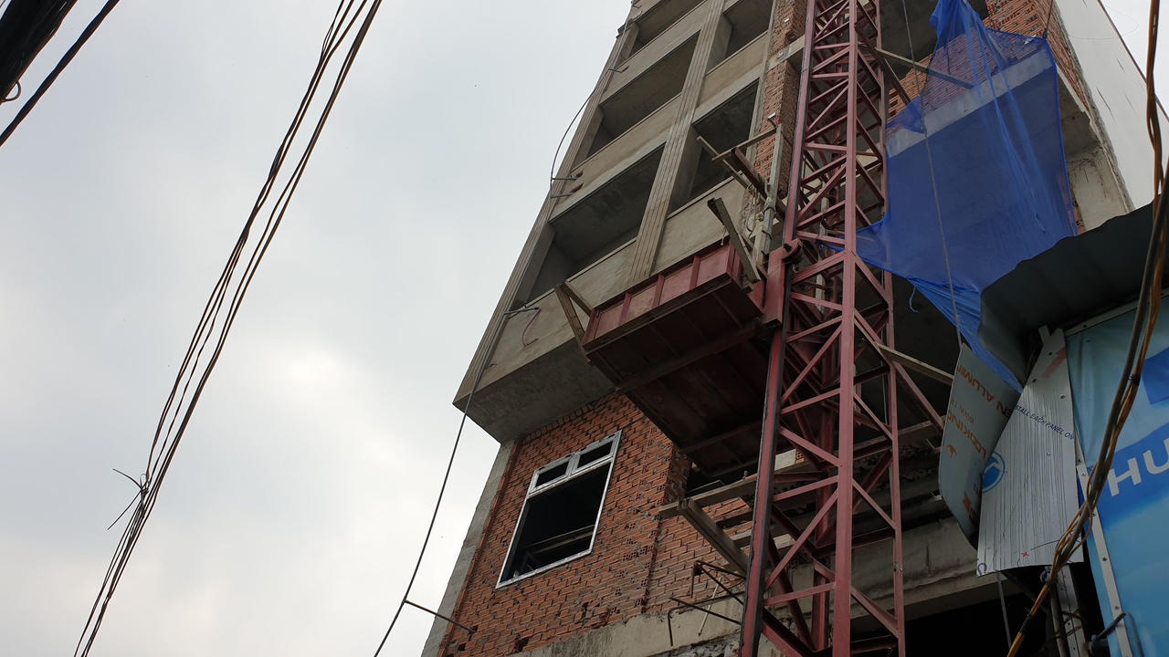 Giàn giáo công trình đổ sập, ba công nhân rơi xuống đất