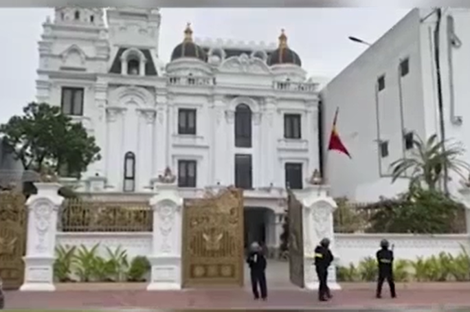 Bắt trùm giang hồ cộm cán Trưởng Hàng ở biệt thự đi xe sang Lexus, Porsche. - Ảnh 3. Bắt trùm giang hồ cộm cán Trưởng Hàng ở biệt thự đi xe sang Lexus, Porsche. - Ảnh 3.