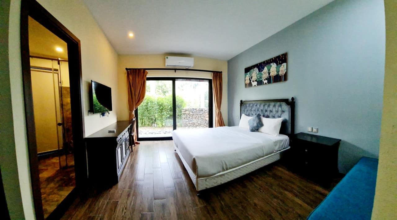 Vợ chồng Hà Nội về ngoại ô xây nhà mái lá, có đủ bể bơi xanh mát